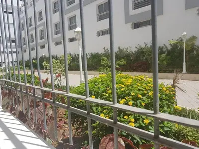 a fence with flowers in front of a building at Vivez le Confort Moderne et la Serennité in Rabat