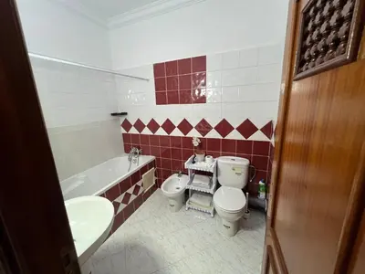 a bathroom with a toilet and a tub and a sink at Spacieux appartement proche de la mer in Casablanca