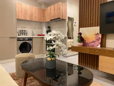 a living room with a table and a kitchen at Appartement à Gauthier, Casablanca in Casablanca