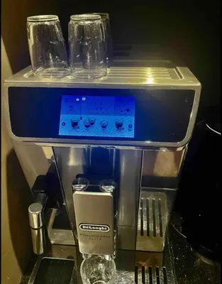 a coffee maker with two glasses on top of it at Très moderne 2 chambres 2 Salles de Bains in Casablanca