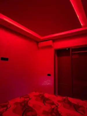a red room with a bed and a red ceiling at Appartement Luxueux Mer & Piscine in Mansouria