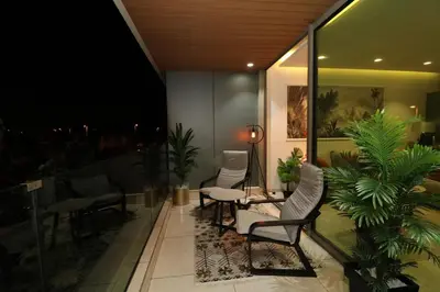 a balcony with chairs and a table and some plants at Studio luxueux sur Val d'anfa in Casablanca