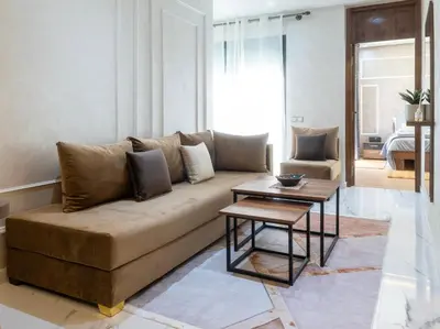 a living room with a couch and a table at Charmant et cosy appartement en plein centre ville in Casablanca