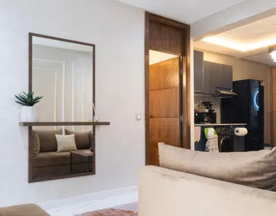 a living room with a mirror and a couch at Charmant et cosy appartement en plein centre ville in Casablanca