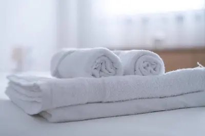 a stack of towels sitting on a table at Appartement Moderne avec Piscine in Bouznika