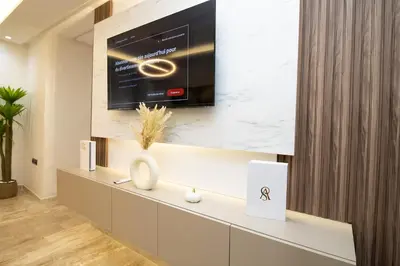 a living room with a tv on a wall at Magnífico apartamento in Casablanca