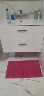 a red rug on the floor under a bathroom sink at Étage d'une prestigieuse villa in Rabat