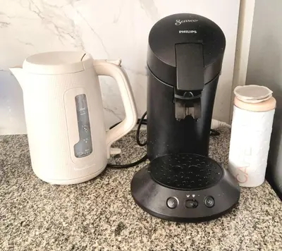 a coffee maker on a counter next to a coffeemaker at Appartement avec piscine Bouznika in Bouznika