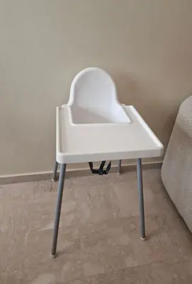 a white chair sitting next to a couch at 2Roms 5mn Palmier Maarif Distriktet Wifi Rapide A4 in Casablanca