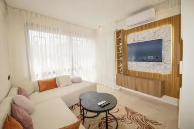 a living room with a couch and a tv at Appartement cosy et moderne au cœur de Casablanca in Casablanca