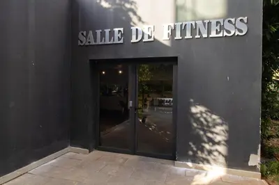 a black building with a sign that reads sale de fitness at Skyline Retreat in Casablanca
