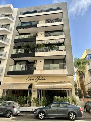 two cars parked in front of a building at Studio chic Palmier in Casablanca