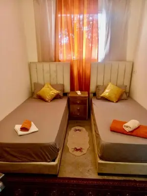 two twin beds in a room with a window at Plage à Pied Refuge Relaxant Design Moderne in Tamaris