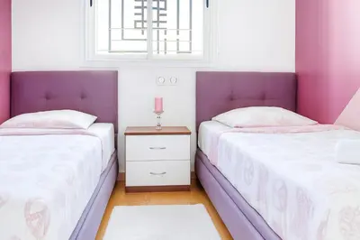 two beds sitting next to each other in a bedroom at Kridarek - Bel appartement avec piscine à Dar Bouazza in Tamaris