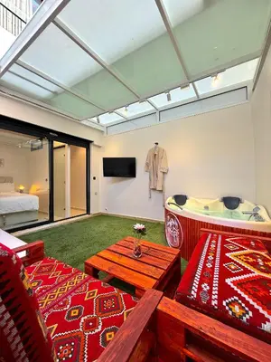 a living room with a couch and a table at App Chic & Jacuzzi à Bourgogne près de la Corniche in Casablanca-Port