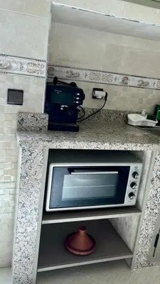 a microwave on a counter in a kitchen at Superbe T3 ensoleillé avec Terrasse - 2 chambres - Casablanca in Casablanca