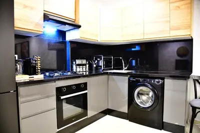 a kitchen with a washer and a washing machine at Le Supreme Chic in Casablanca