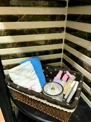 a basket sitting on a chair with towels at Appartement meublé Centre de Témara in Temara