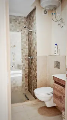 a bathroom with a shower and a toilet and a sink at Superbe 1 chambre avec piscine et jardin, détente garantie, Wi-Fi, balcon et parking in Aïn Harrouda