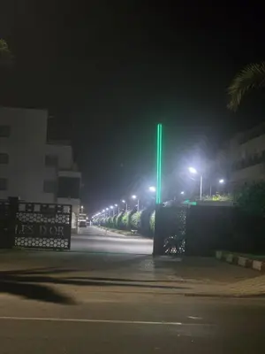 a green light on the side of a street at night at appartement calme dt4 in Mohammedia