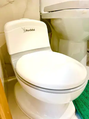 a white toilet with a sign on the seat at bel studio au cœur de Casablanca in Casablanca