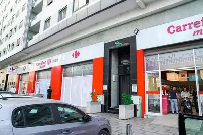 a store front with a car parked in front of it at 2ch au Centre de Mohammedia Parc in Mohammedia