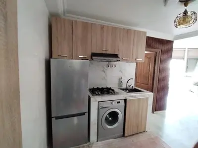 a kitchen with a stove and a washing machine at Très joli appartement à Casablanca in Casablanca