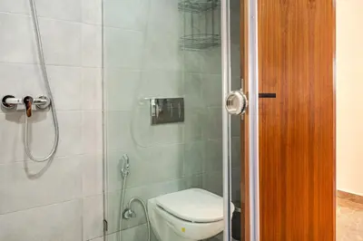 a bathroom with a toilet and a shower at Prestigieux appartement 3 chambre plein cœur CFC in Casablanca