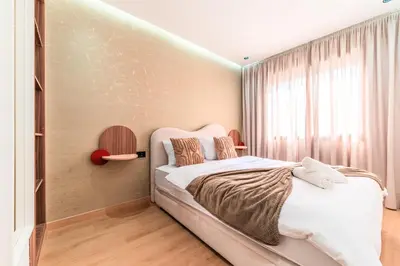 a bedroom with a bed and a window at Studio Signature - Parking privé & neuf in Casablanca
