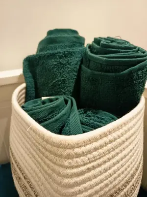 a wicker basket filled with green cloth at Nouaceur Suite avec Piscine Casa Aéroport AirNest in Nouaseur