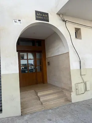 an entrance to a building with a wooden door at Lumineux cosy appartement - océan Rabat in Rabat