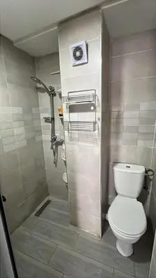a bathroom with a toilet and a shower at Appartement duplexe convivial in Bouznika