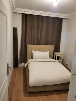a bedroom with a large white bed with a window at Appartement chic de 3 chambres au cœur de Casablanca in Casablanca