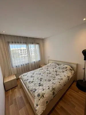 a bedroom with a bed and a window at Appartement confortable in Maarif