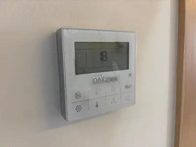a digital clock on a wall on a wall at Studio moderne avec Fibre Optique, 55po TV et CVC in Casablanca