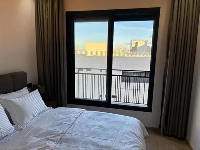 a bedroom with a bed and a large window at Studio moderne avec Fibre Optique, 55po TV et CVC in Casablanca