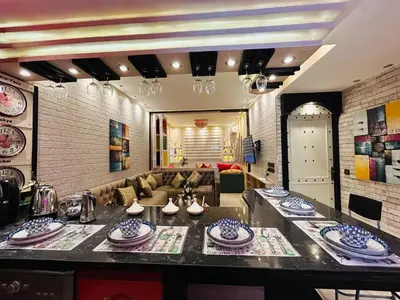 a living room with a table with blue and white dishes at Grand appartement romandie in Casablanca