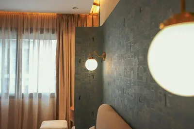 a room with a mirror and a couch and a window at Marhaba Experience Appartement Luxe Belvedere in Casablanca