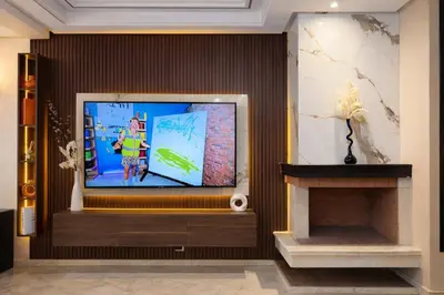a living room with a television and a fireplace at Grand 3 pièces de standing, confort premium in Casablanca