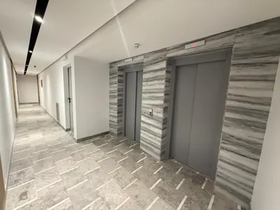 a hallway with two doors and a tile floor at Studio luxe Centre ville in Casablanca