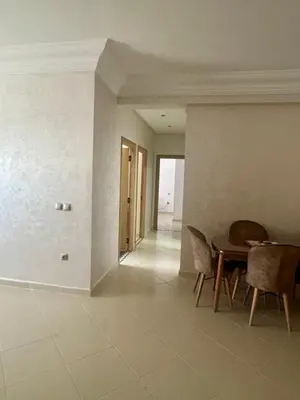 a dining room with a table and chairs at Appartement lumineux a belvedere in Casablanca
