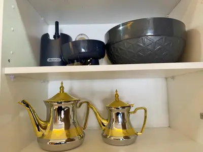 two tea pots on a shelf in a kitchen at Appartement de Luxe près du CFC et de l Hôpital Cheikh Khalifa in Casablanca