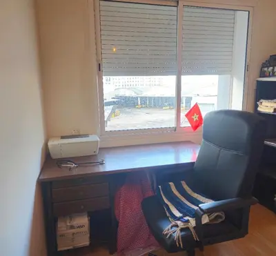 a office with a chair and a desk and a window at Appartement au centre-ville, calme et lumineux in Casablanca