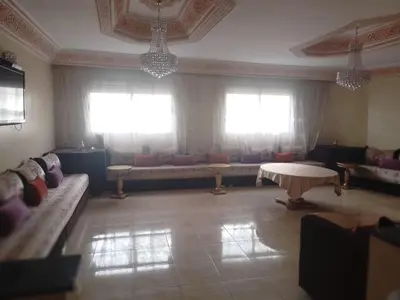 a living room with couches and a table and windows at Joli appartement bien équipé-Casablanca in Casablanca