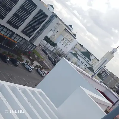 a view of a building and a street with cars at Hébergement en lit dans chambre et salle de bain partagées pour Hommes in Rabat