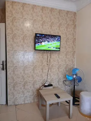a living room with a tv on a wall at Cambre à louer in Casablanca