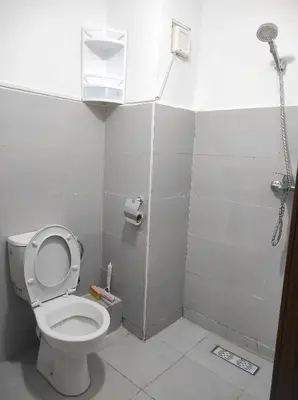 a small bathroom with a toilet and a shower at appart a 5min de l'hôpital Mohamed 6 in Casablanca