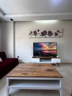 a living room with a tv and a table at Appartement centre casablanca in Casablanca