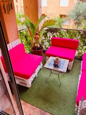 a pair of chairs and a table on a balcony at Un Havre de paix a Ricoflores in Mohammedia