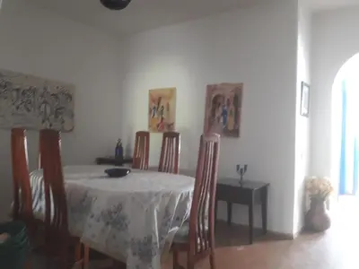 a dining room with a white table and chairs at Villa à Bouznika Bay-plage et golf in Bouznika